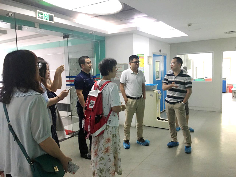 总裁助理刘建与研发一部宓鹏程陪同审查团参观