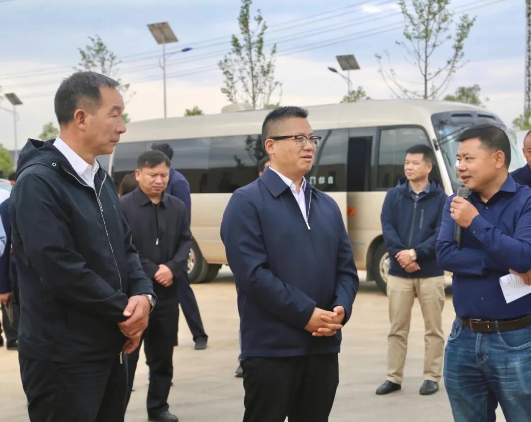 陈真永一行听取尊龙凯时-人生就是搏生物科技公司工业大麻生产基地项目负责人介绍情况